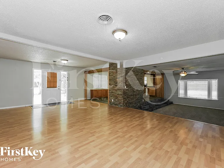 613 E University Ave — Photo 2