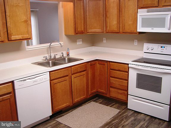 4th image of 2050 Honeysuckle Ln