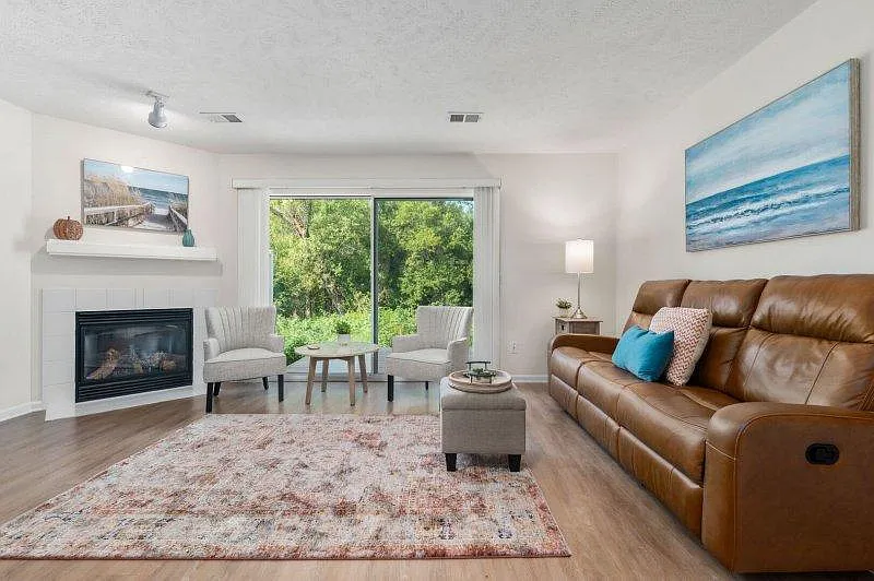 2 bed, 2.5 bath, 1100 sqft, $1,700 — Photo 2
