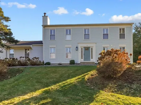 32 Martingale Dr, Warwick, RI 02886