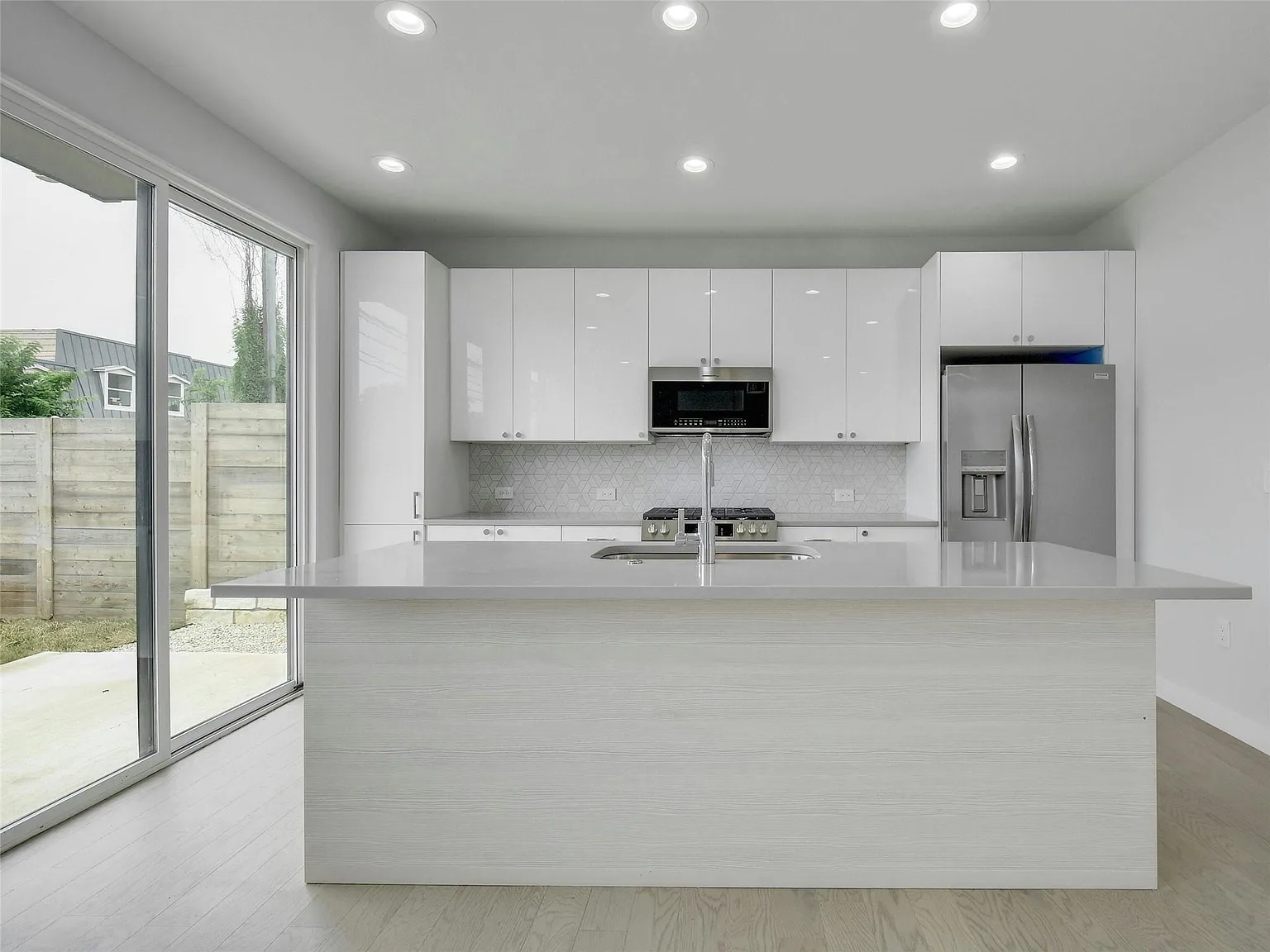 2 bed, 2.0 bath, 1083 sqft, $2,100 — Photo 4
