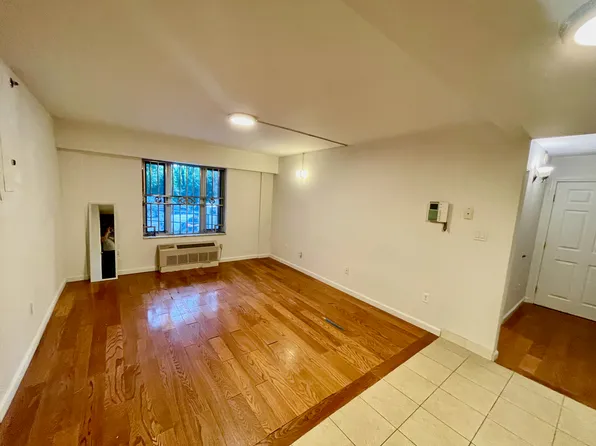 64-34 Grand Central Parkway image 8 of 13