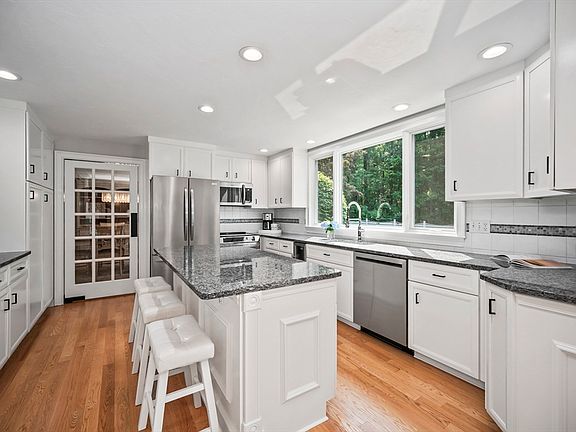 5th image of 119 Littlefield Ln