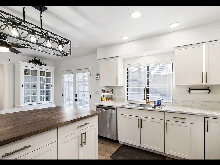 712 Glen Abbey Cir — Photo 8