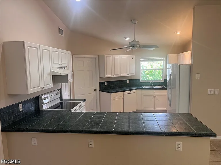 4618 SW 7th Pl — Photo 2