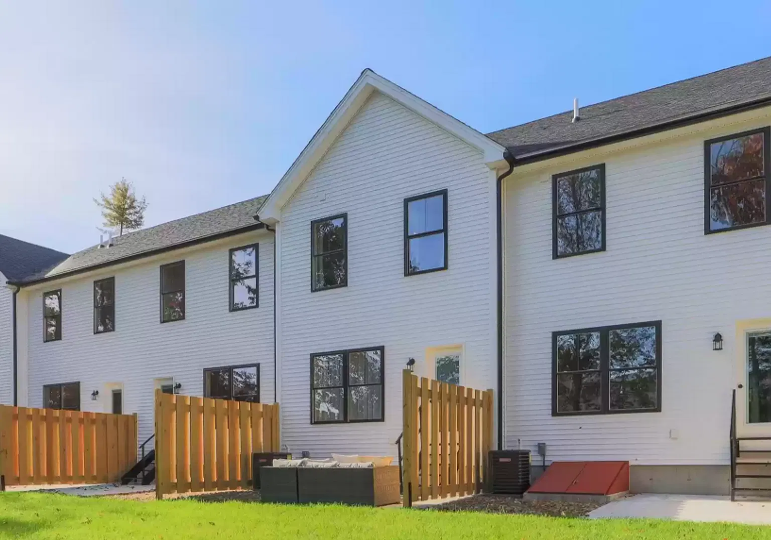 Beautiful 2-Bedroom Townhouse in Milford — Photo 2