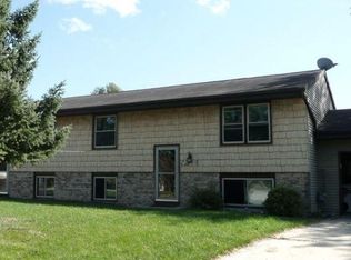 W232N6040 Teakwood Ct, Sussex, WI 53089