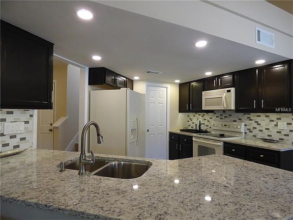 3rd image of 305 Goldstone Pl
