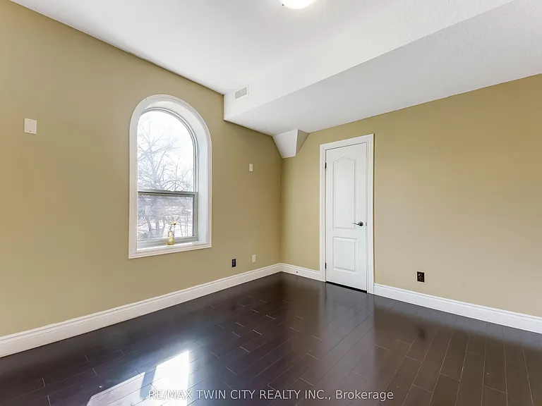 561 Queen St S #UPPER — Photo 16