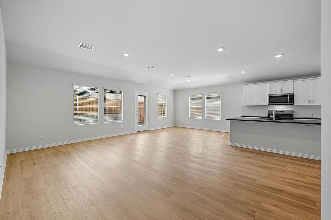 4 bed, 1831 sqft, $2,499 — Photo 4