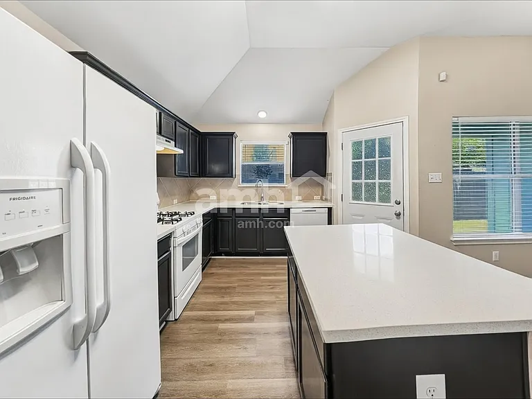 790 Goldenrod St — Photo 3