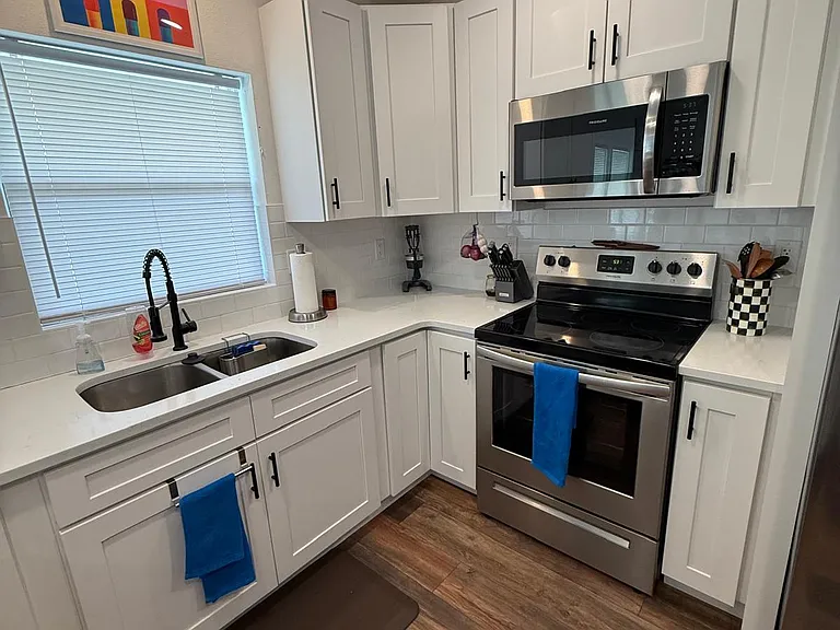 1319 Roscomare Ave — Photo 6