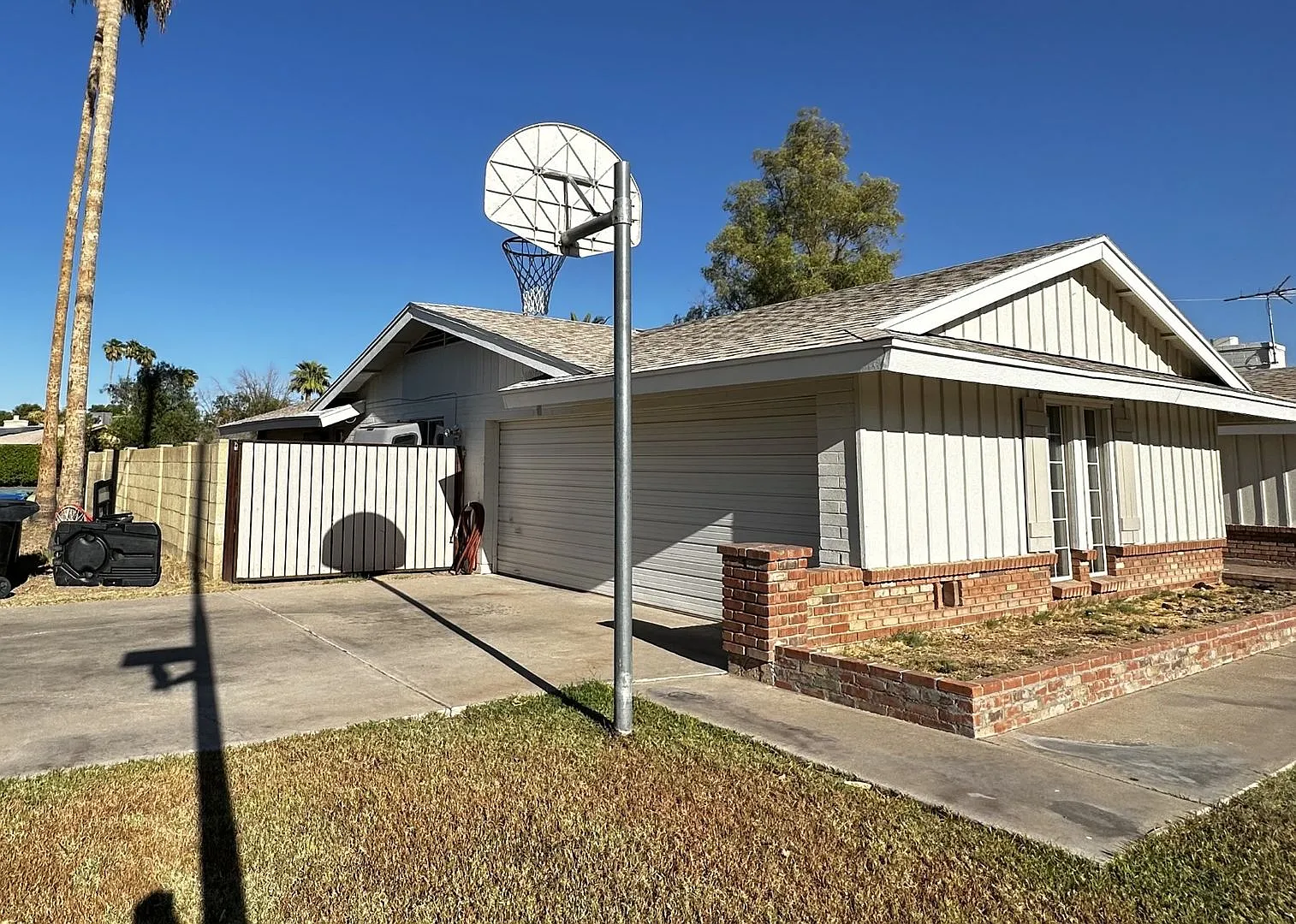 Mesa rental in Coury Estates — Photo 2
