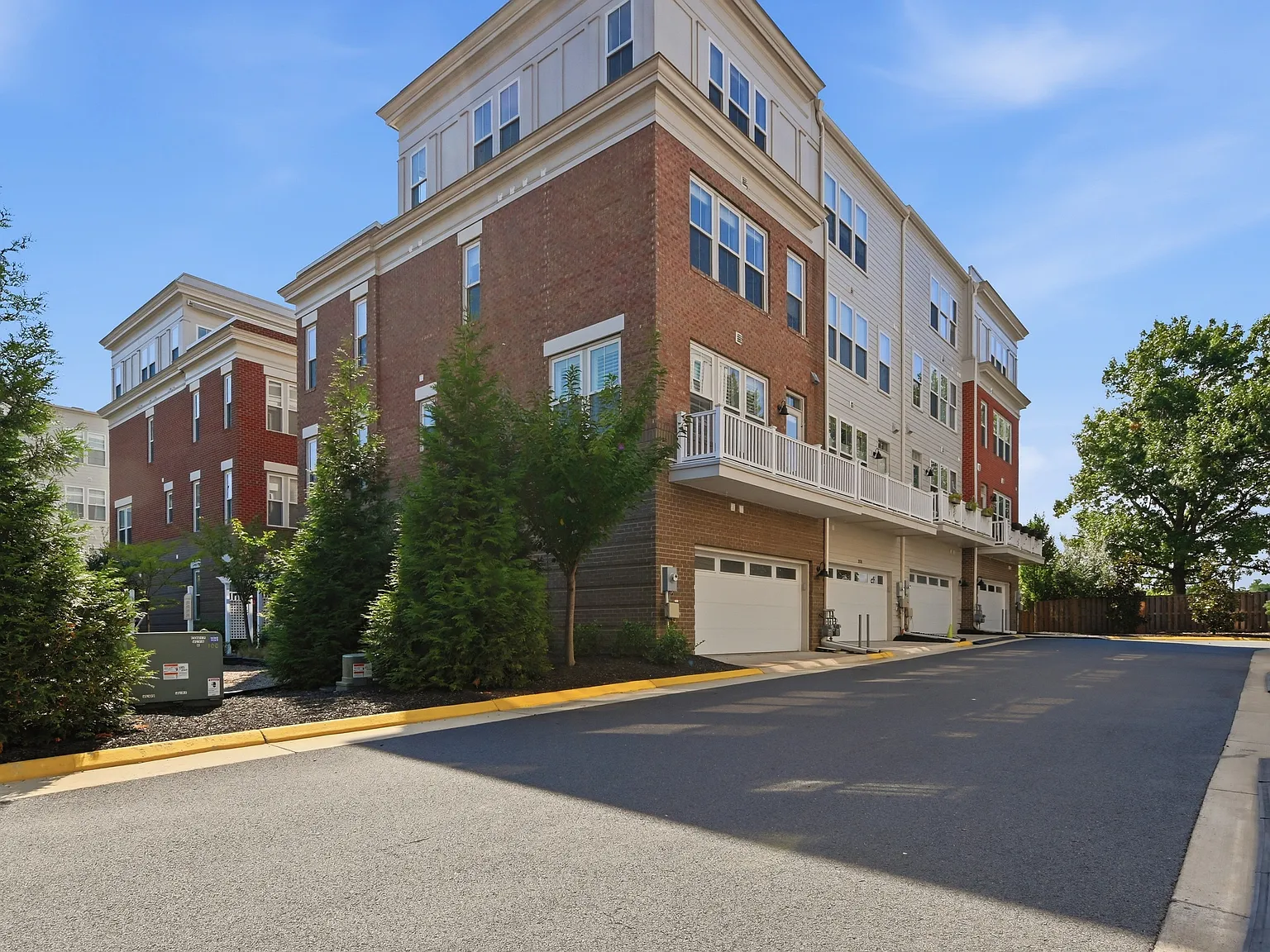 3 bed, 4.5 bath, 3008 sqft, $5,750 — Photo 1