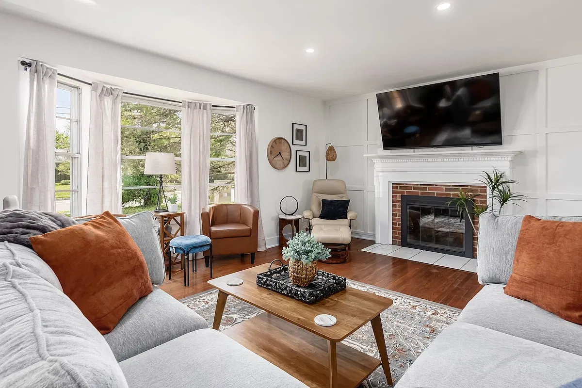 4 bed, 2.5 bath, 2029 sqft, $6,200 — Photo 1