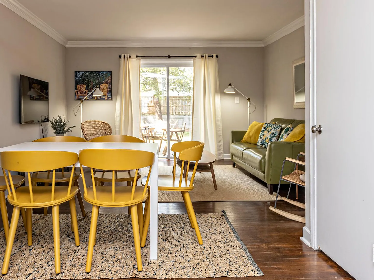 2 bed, 928 sqft, $2,700 — Photo 3