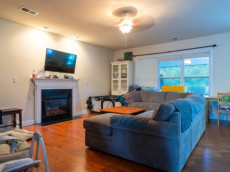 435 Castlebury Ct — Photo 2