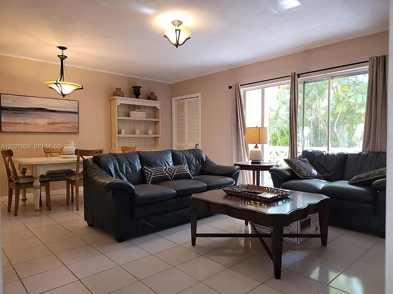 815 Middle River Dr #203 — Photo 2