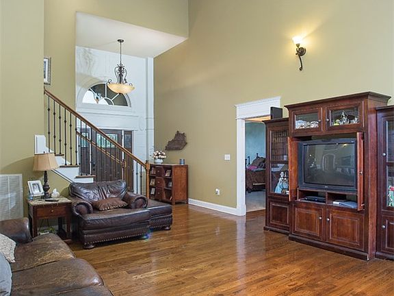 5th image of 135 Pikes Peak Way