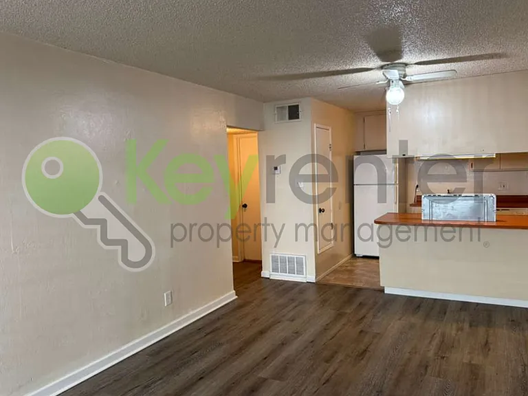 2515 H St #5 — Photo 10