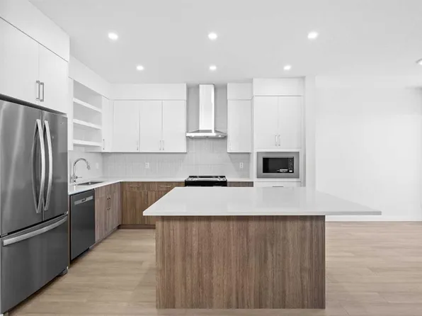 131 E Greenwich Dr NW, Calgary, AB T3B 6K7