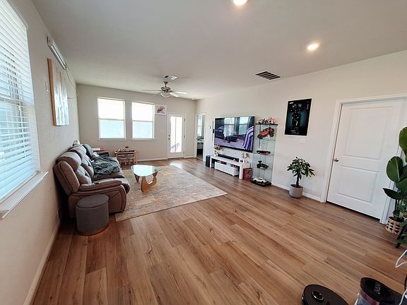 4th image of 417 Dipprey Ln