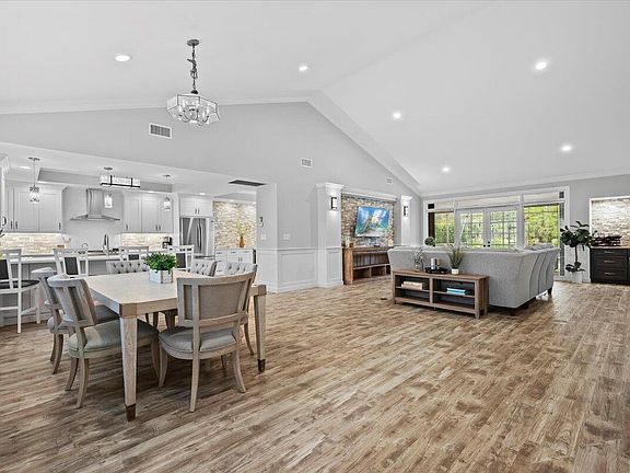 4th image of 1810 Gulfstream Way