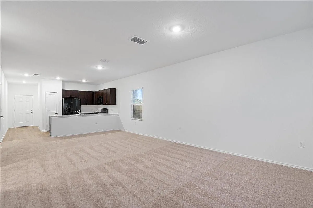 4 bed, 2.5 bath, 1856 sqft, $2,075 — Photo 3