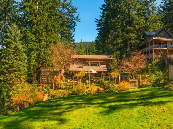 574 Cowan Rd, Bowen Island, BC V0N 1G2