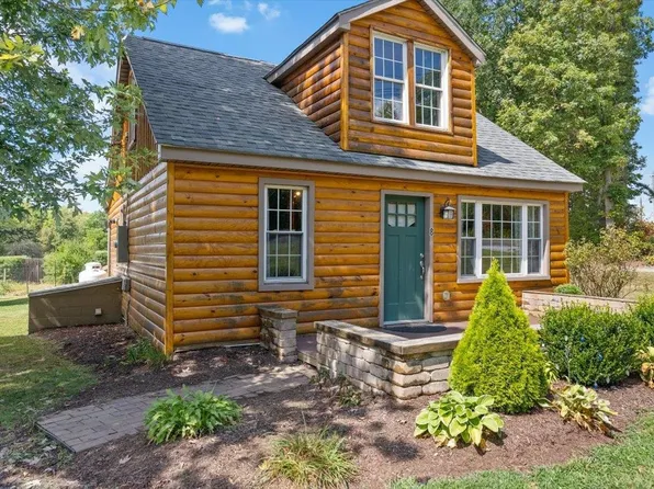 8 Sawmill Run Ln, Waynesboro, VA 22980