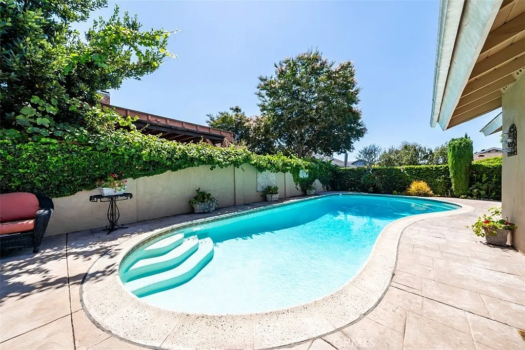 5 bed, 2700 sqft, $1,500 — Photo 2
