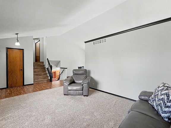 3rd image of 327 E Catalpa St