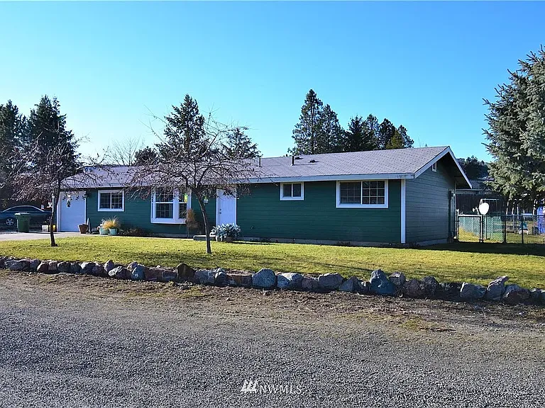 738 Ridge Pl — Photo 2
