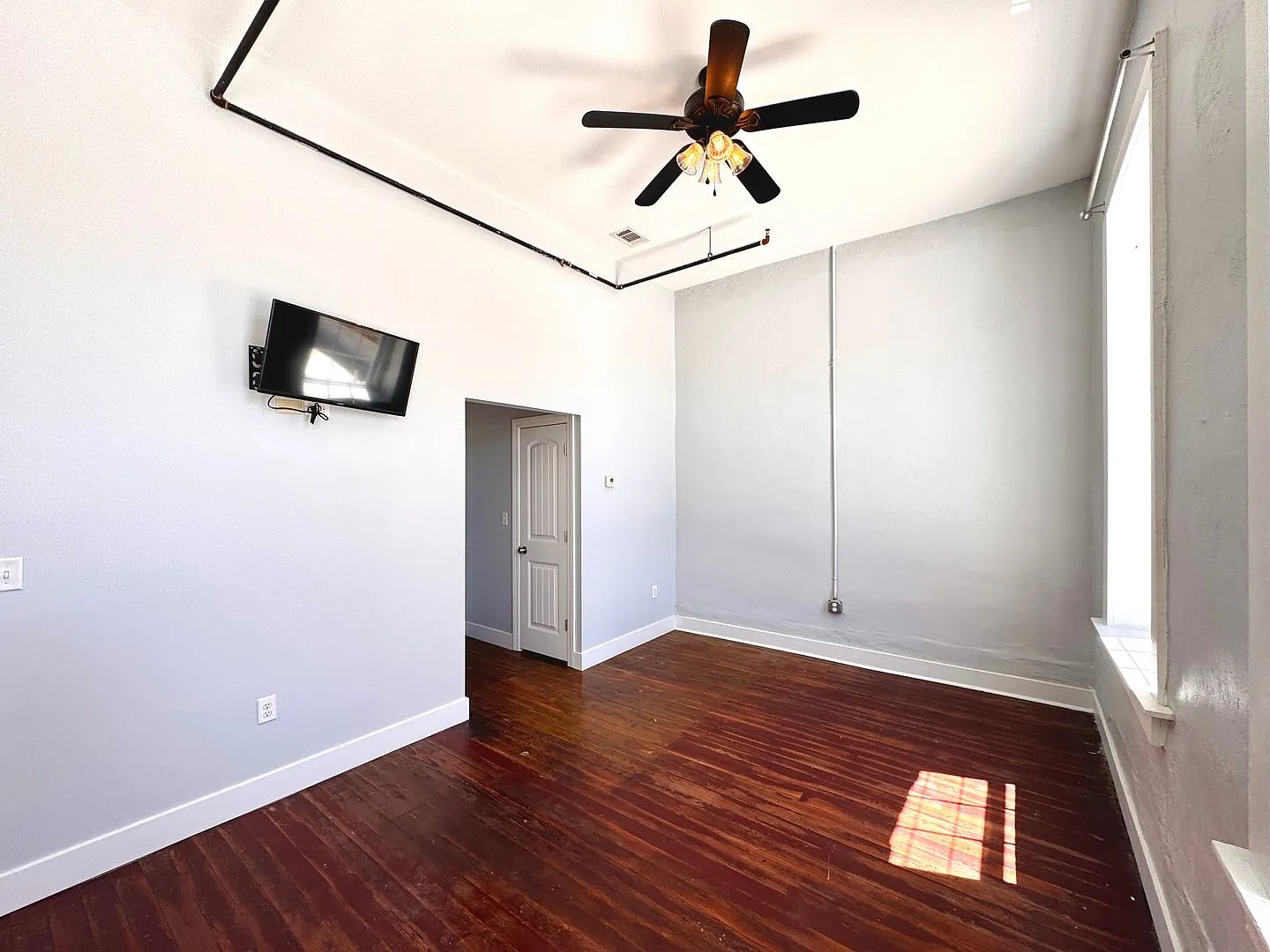 Upstairs Loft on Main Street in Batesville 2 Bed/ 1 Bath — Photo 3
