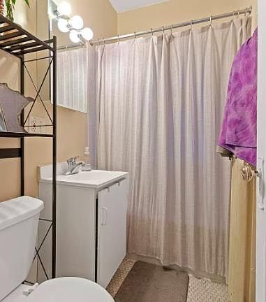 5th image of 2243 N Bissell St #1B
