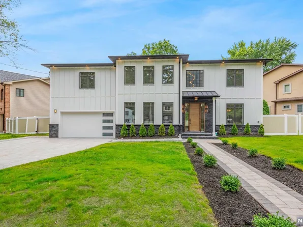 66 Knollwood Dr, Paramus, NJ 07652