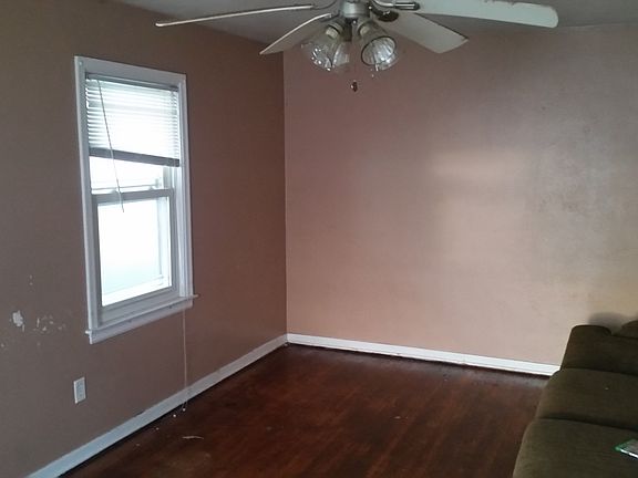 3rd image of 824 W Thrush Ave