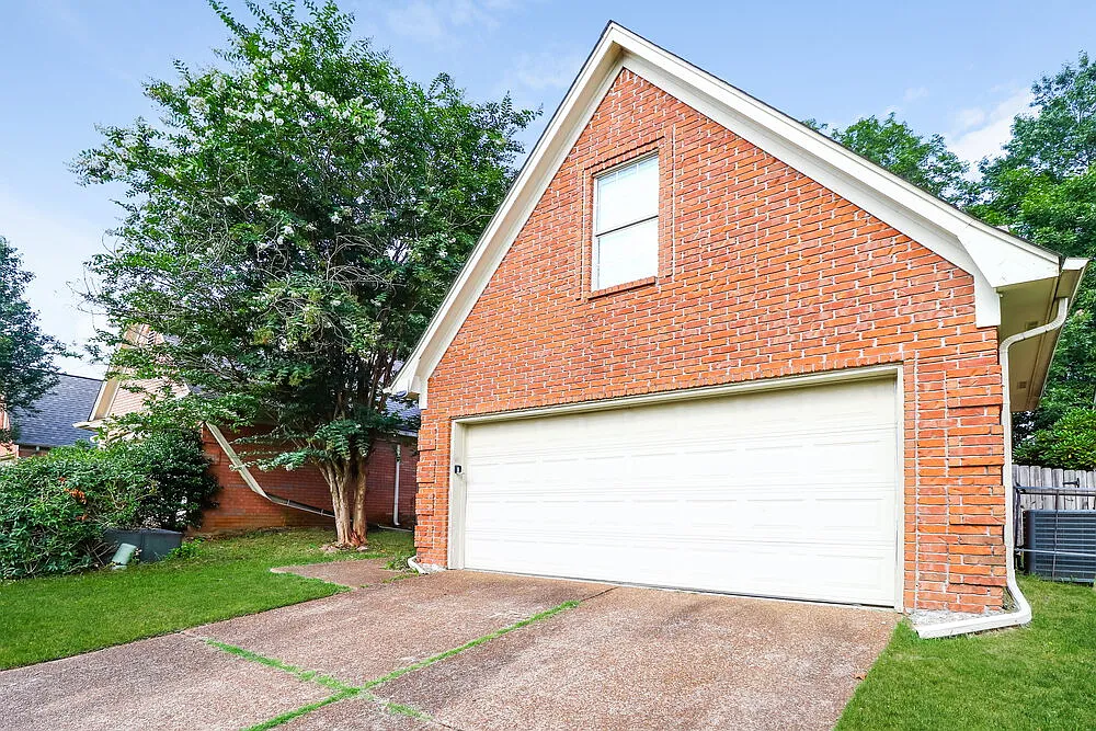 3 bed, 2.5 bath, 1606 sqft, $1,820 — Photo 3