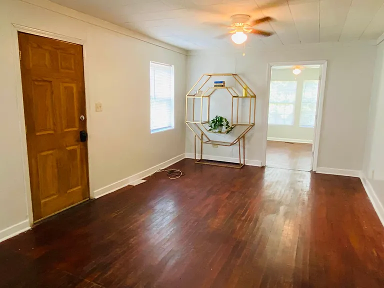 1260 Hillridge Dr — Photo 2