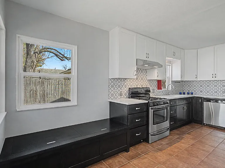 422 N Pecan St — Photo 9