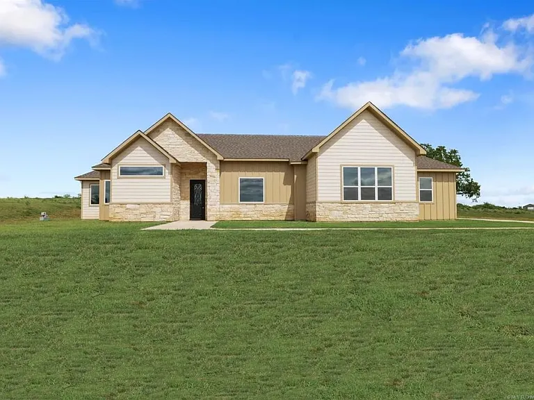 211 Vaughn Ln — Photo 3