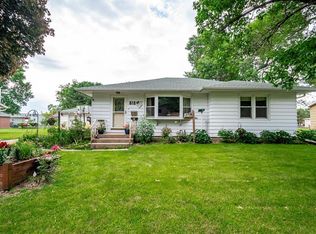 818 Timberline Rd, Monticello, IA 52310