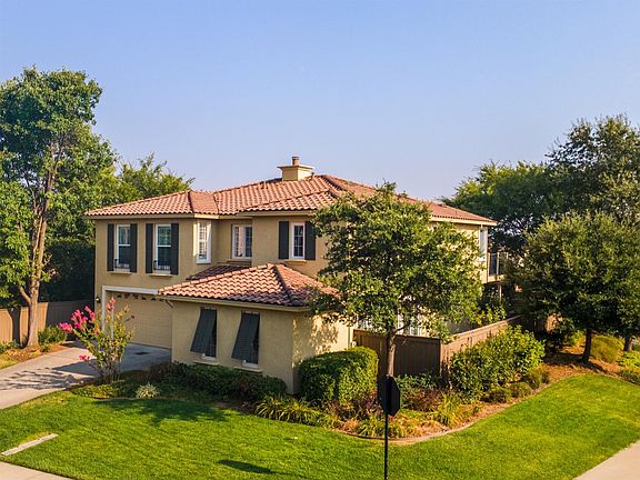 2nd image of 3026 Trieste Way