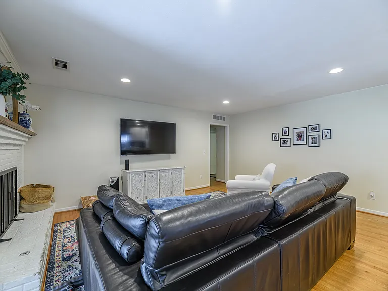 109 N Lois Ln — Photo 3
