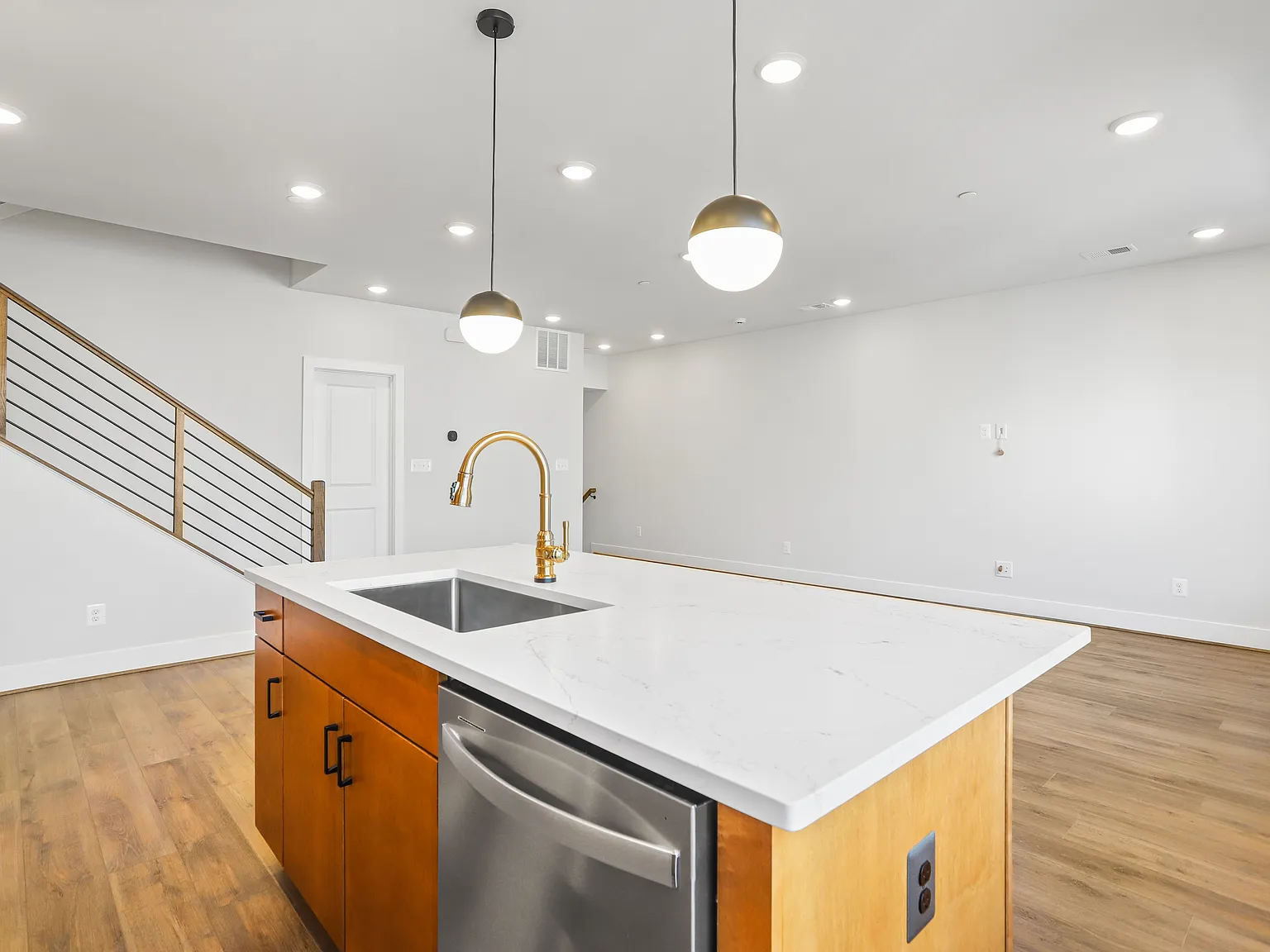 3 bed, 2.5 bath, 1959 sqft, $4,400 — Photo 2