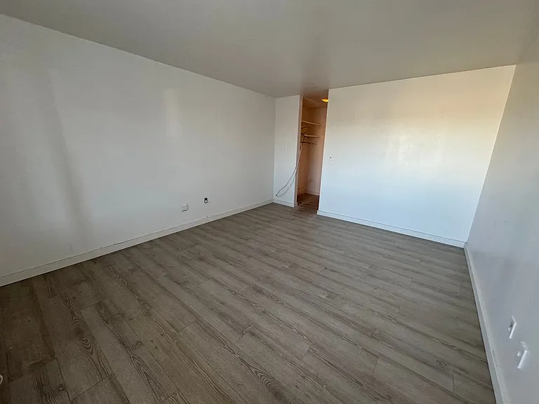 905 W Broadway Ave — Photo 17