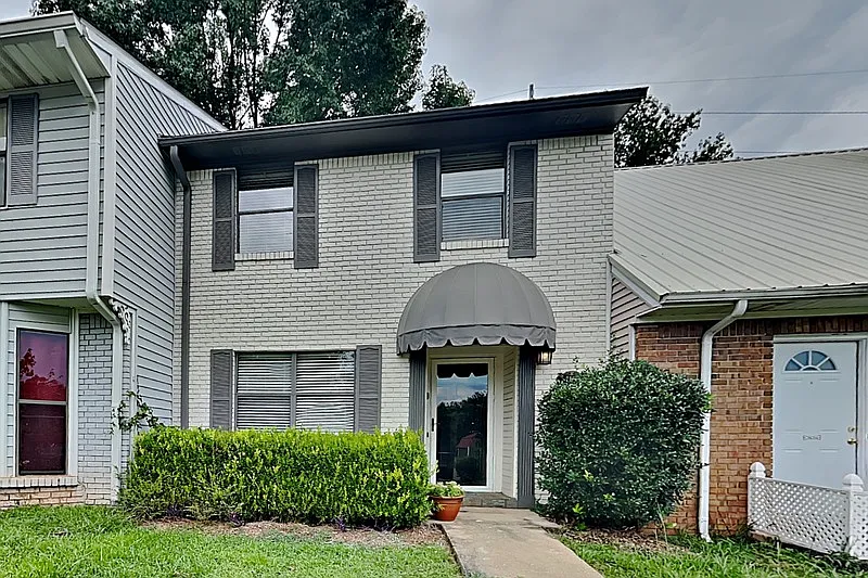 2 bed, 1.5 bath, 1172 sqft, $1,200 — Photo 1