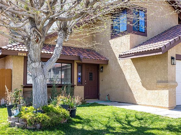 4th image of 201 Washington Way