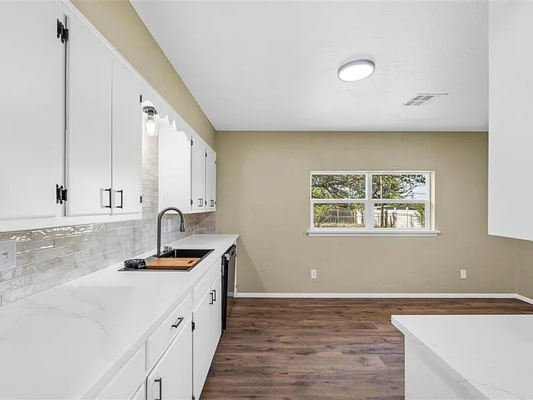 703 SE Sullivan Dr — Photo 7