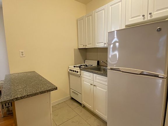 3rd image of 231 E 50th St APT 1E